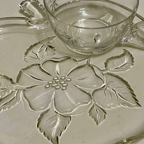 Vintage Hazel Atlas Apple Blossom Snack Plate with Cup – 1950s – Apple-Shaped - Picture 4 of 4